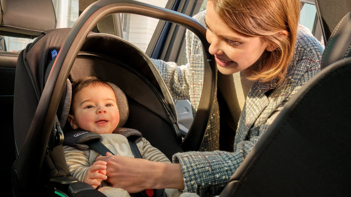 Como transportar um bebé no carro